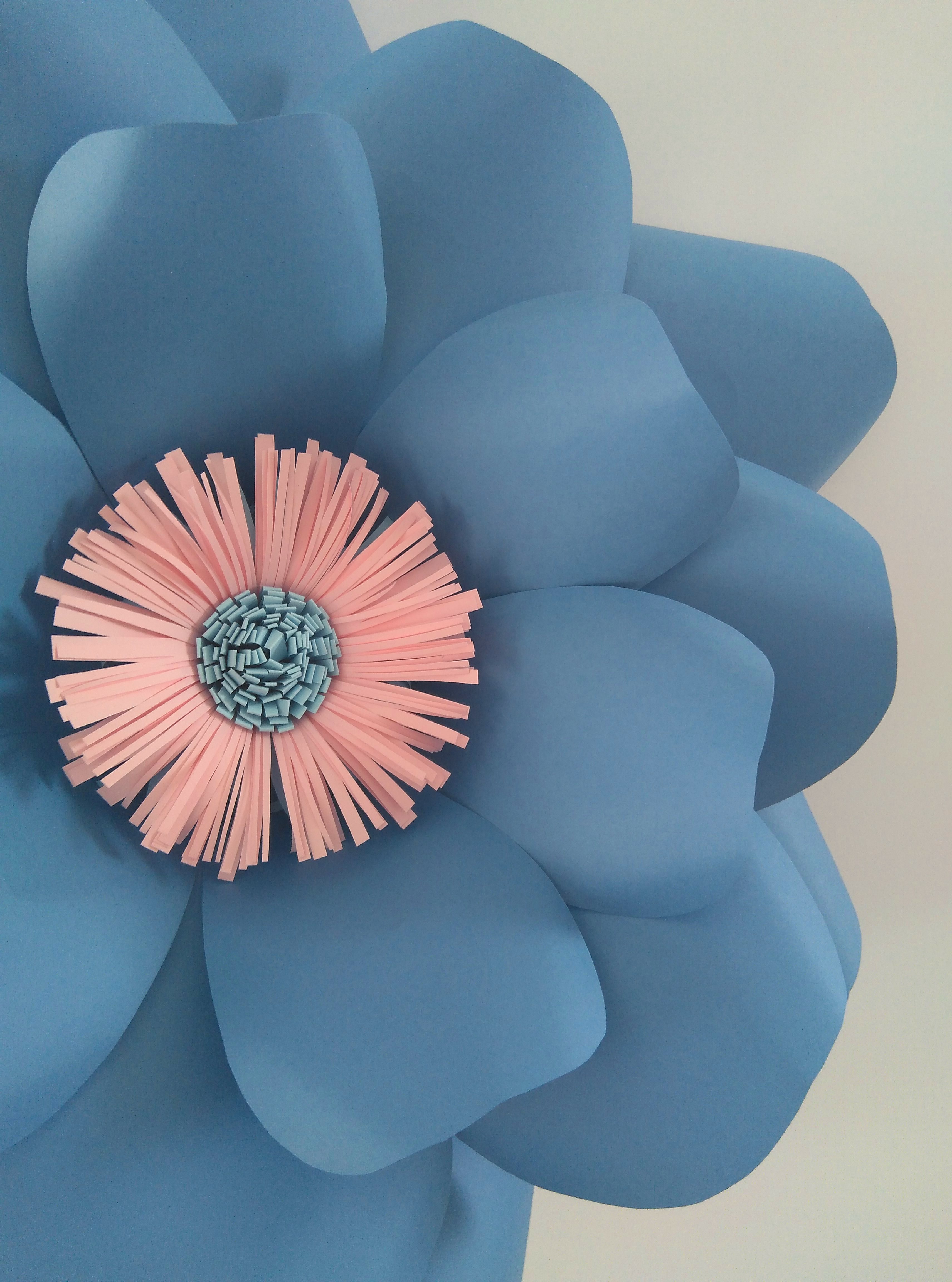 Flor de papel gigante (azul) – Taller de ideas