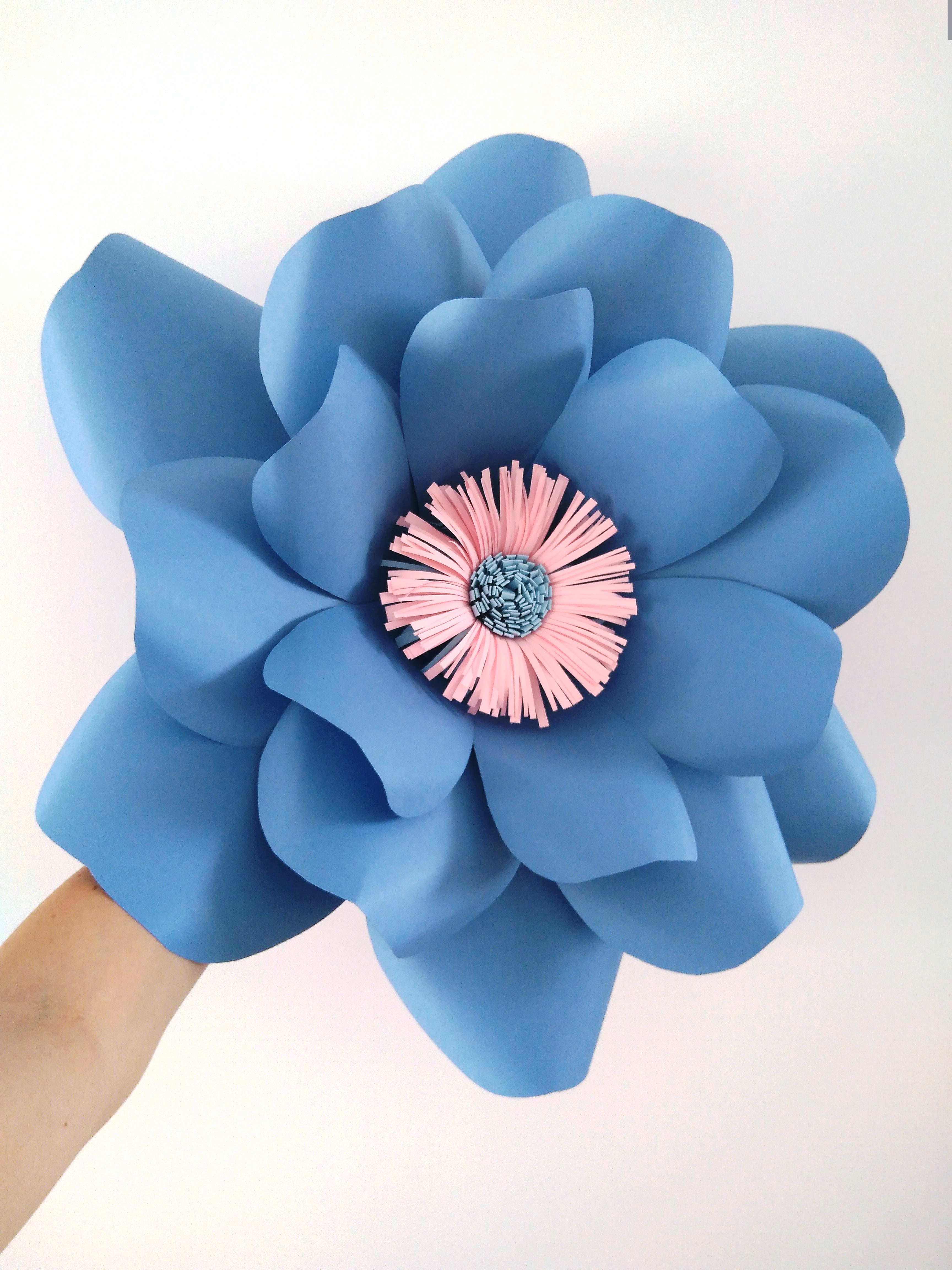 Flor de papel gigante (azul) – Taller de ideas